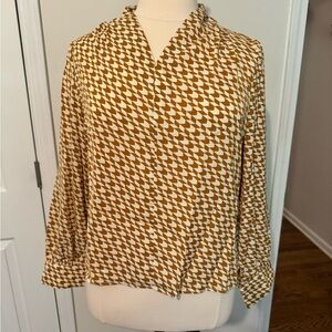 Brand unknown. Size XXL. Gold and cream color. 100% polyester